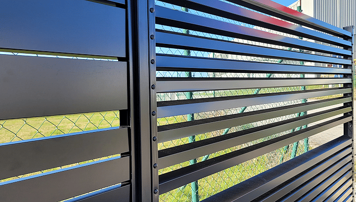 Kovové lamelové ploty